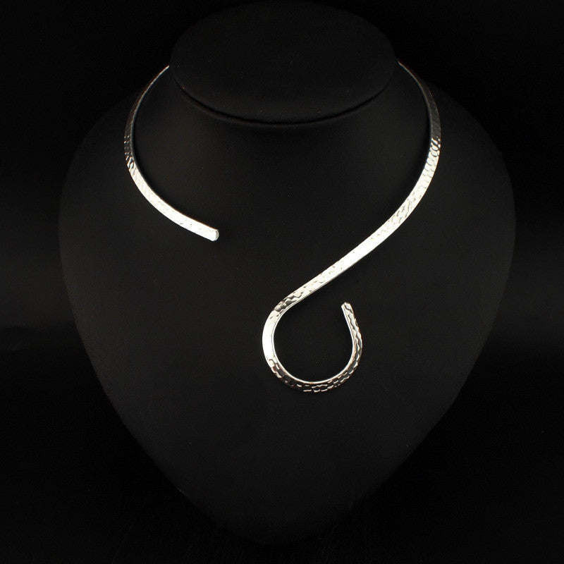 Retro Metal Exaggerated Clavicle Collar Necklace Women